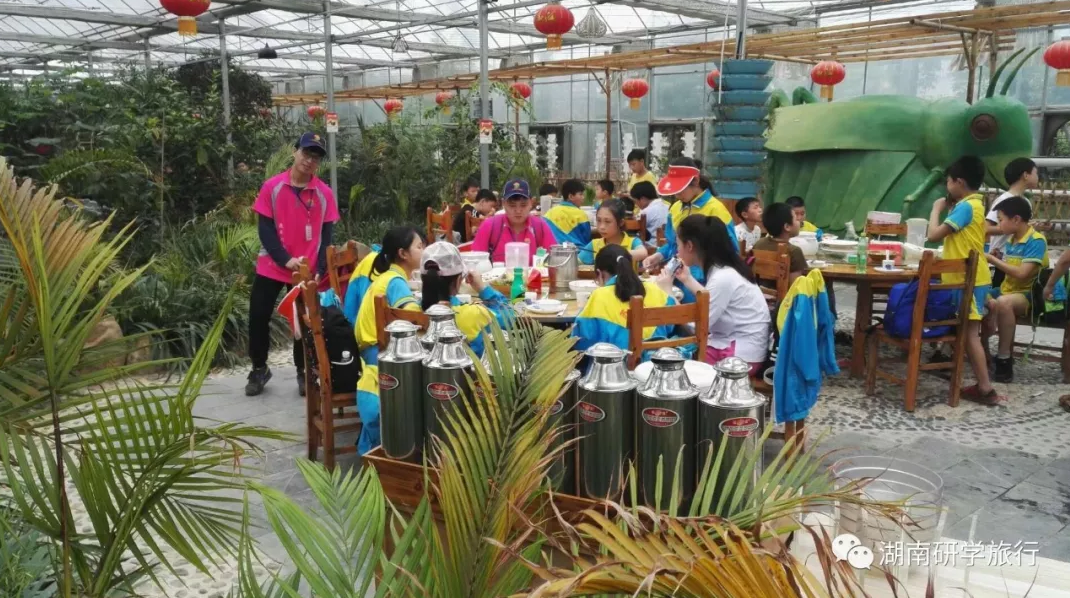 終于吃飯了，哎餐廳怎么長這樣